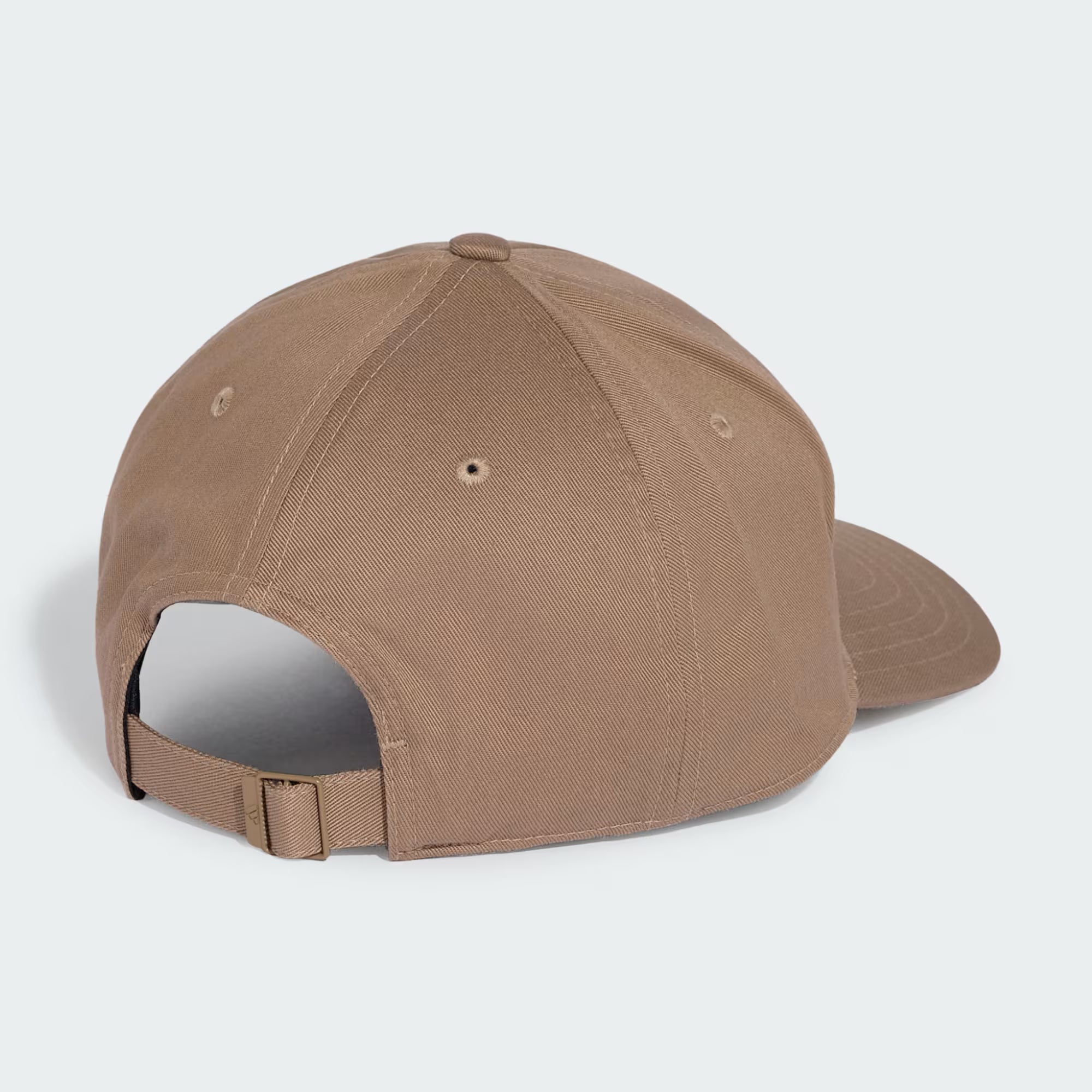 "Gorra adidas clásica color café para uso diario"