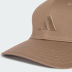 "Gorra adidas clásica color café para uso diario"