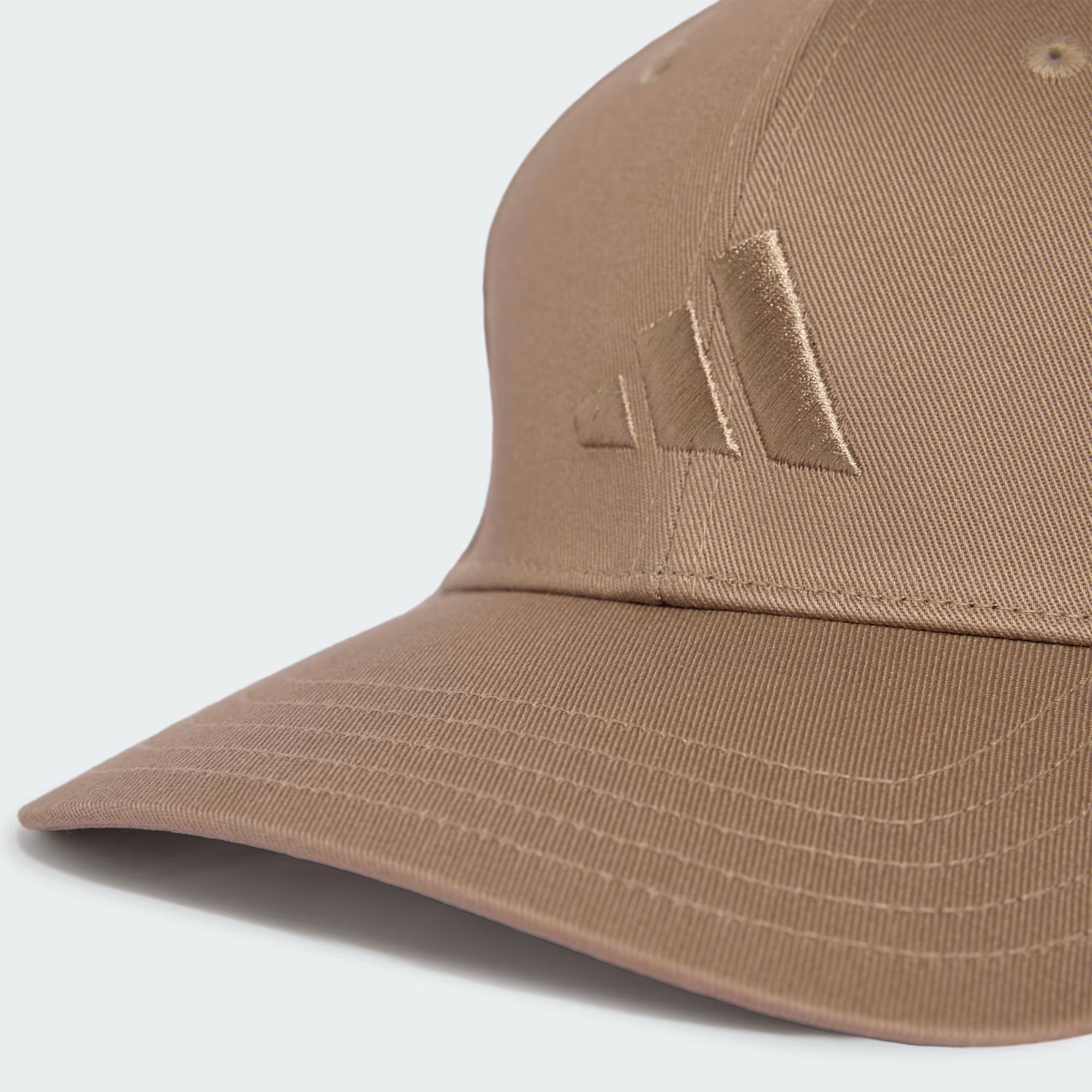 "Gorra adidas clásica color café para uso diario"