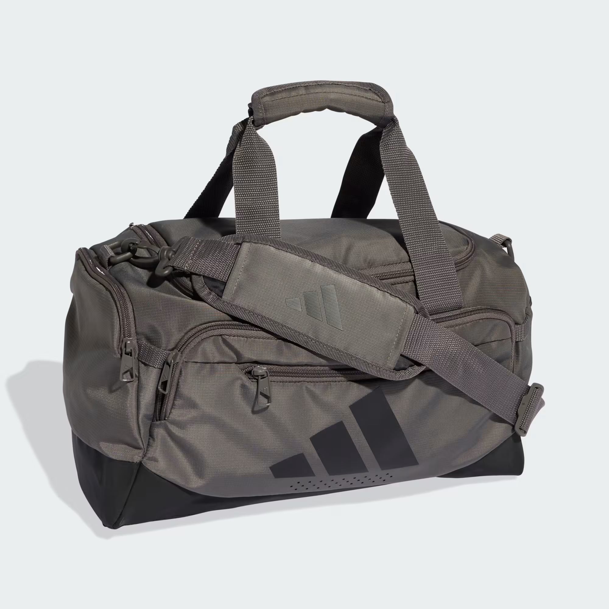 "Maleta Adidas deportiva training defender pequeña café para gimnasio o viaje corto"